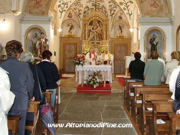 Don Silvio Benedetti e don Giovanni Avi che guidano la celebrazione religiosa del pomeriggio