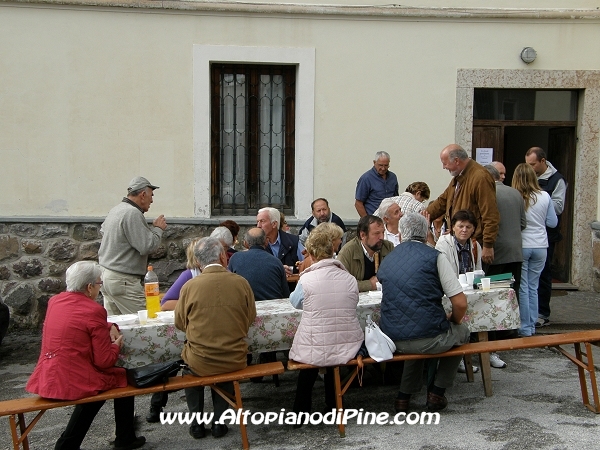 La gente presente anche all'esterno delle ex scuole per la festa