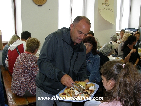 Alcuni volontari nella distribuzione dei dolci ai presenti