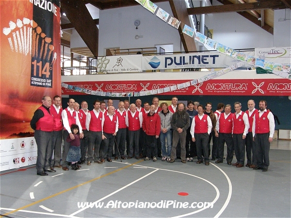 Foto di gruppo del Coro e dei partecipanti alla presentazione