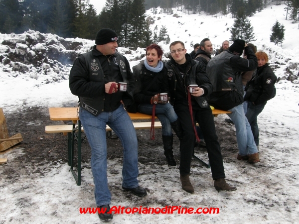 Alcuni dei partecipanti il 1 motoraduno invernale Warriors tutti con la tazza ricordo in mano