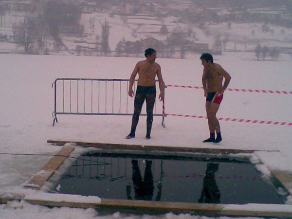 In costume da bagno sul lago... ghiacciato - foto Mattia