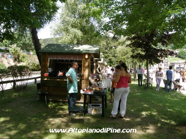 Il mercatino dell'artigianato e prodotti locali in riva al Lago della Serraia