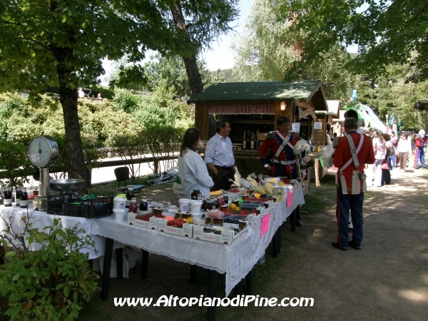 Mercatino dell'artigianato e prodotti locali in riva al Lago della Serraia