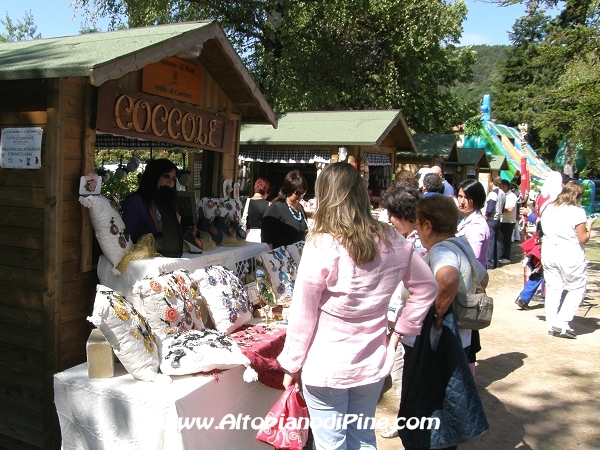 Mercatino dell'artigianato e prodotti locali in riva al Lago della Serraia