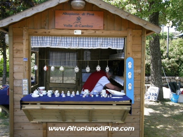 Mercatino dell'artigianato e prodotti locali in riva al Lago della Serraia