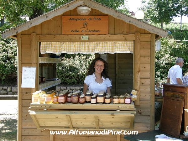 Mercatino dell'artigianato e prodotti locali in riva al Lago della Serraia