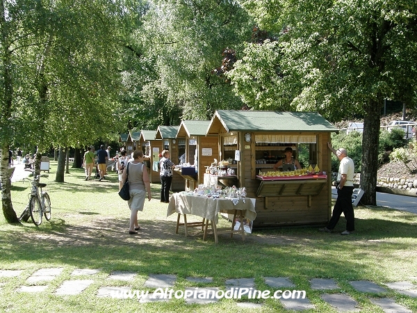 Il mercatino dell'artigianato e prodotti locali in riva al Lago della Serraia