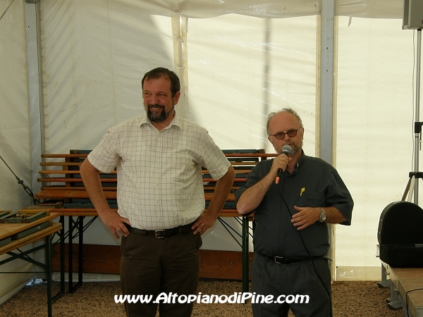 Lo speaker Mattia Boschini  e Don Stefano Volani - Festa della Comunitá S. Maria Assunta 2009