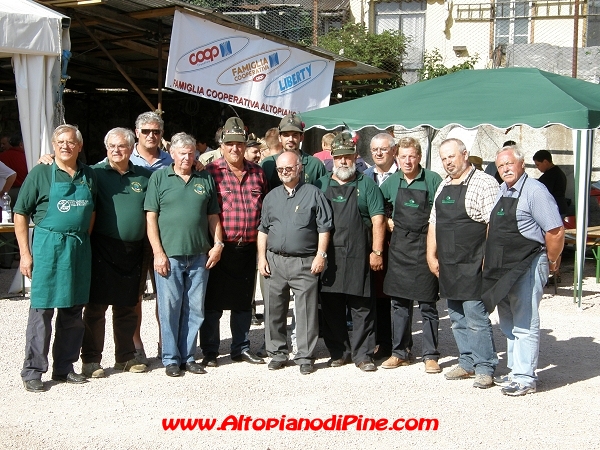 Gli Alpini di Baselga assieme al parroco don Stefano Volani