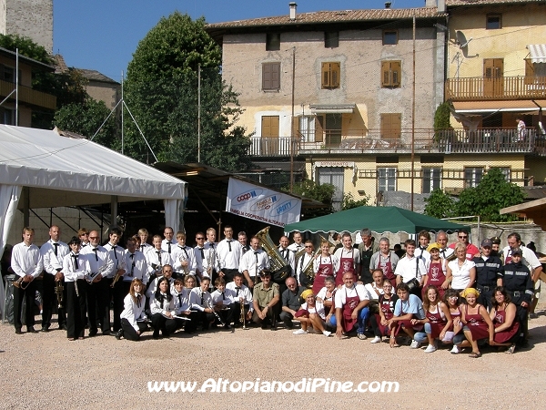 Gruppo Bandistico Folk Pinetano assieme ai volontari della sagra per la foto ricordo