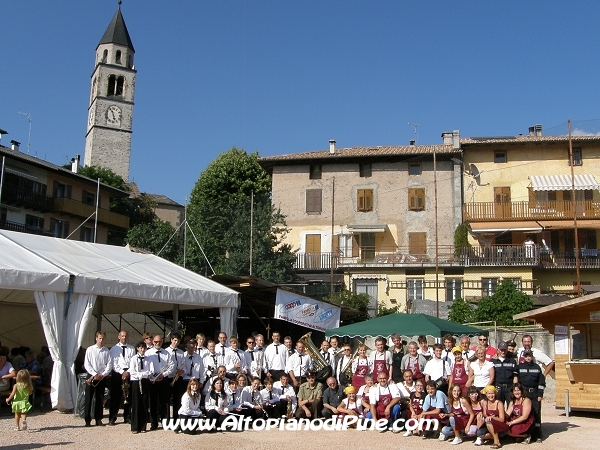 Gruppo Bandistico Folk Pinetano assieme ai volontari della sagra per la foto ricordo