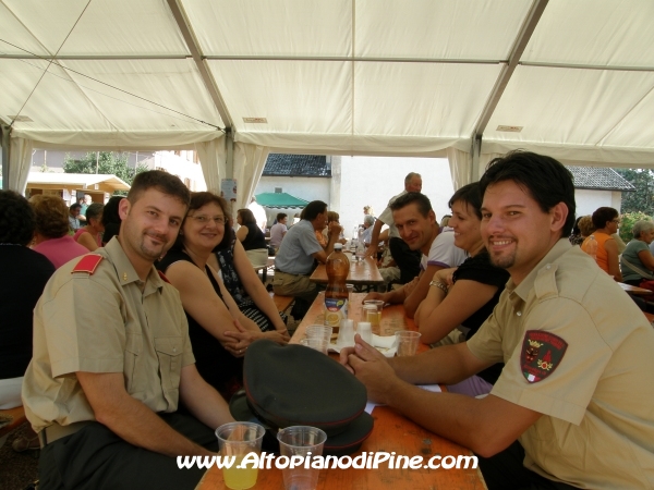 Una tavolata di amici presente alla festa della Comunitá S. Maria Assunta 2009 - Baselga di Pine'