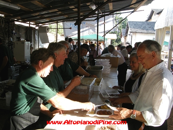 Distribuzione della cena da parte degli Alpini di Baselga di Pine'