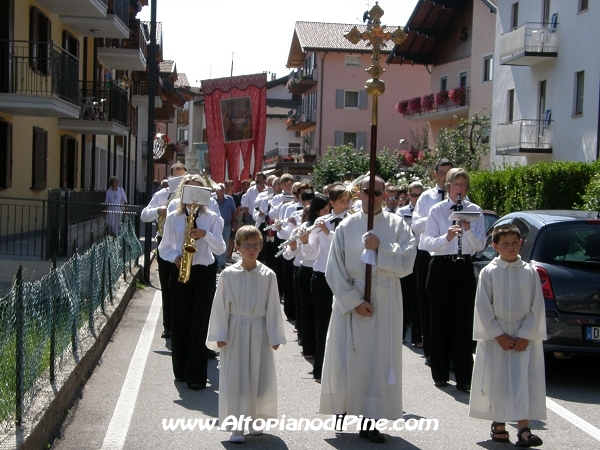 La croce che guida la processione scortata dai chierichetti