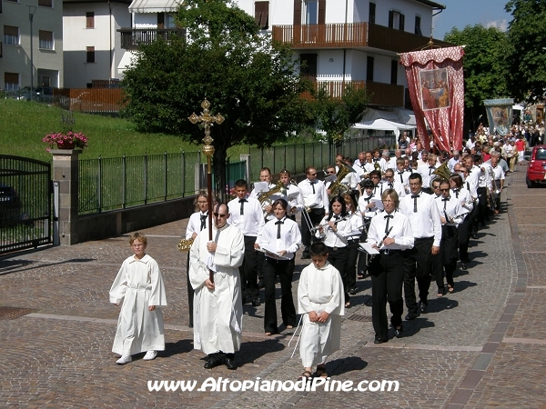 Il Gruppo Bandistico Folk Pinetano in processione