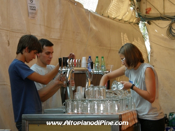 Sagra Avis di Bedollo 2009 - volontari al lavoro