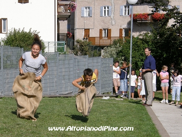 Sagra Avis di Bedollo 2009 - giochi per bambini - corsa coi sacchi