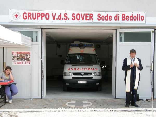 Don Marco che ha benedetto la sede della Croce Rossa di Sover