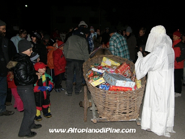 Santa Lucia 2009 - Faida - Santa Lucia cerca i regali da consegnare ai bambini