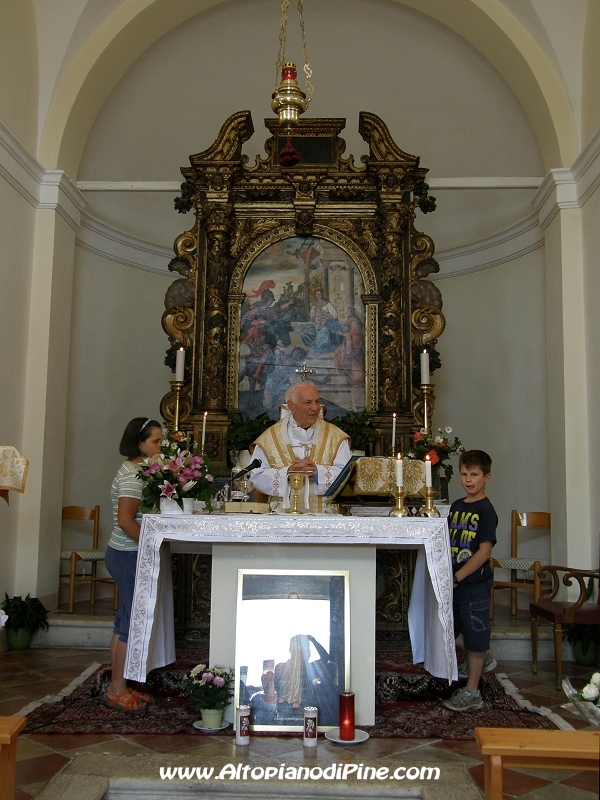 Don Livio Dallabrida celebra la messa in occasione della Sagra della Madonna dell'Aiuto a Grill 2009