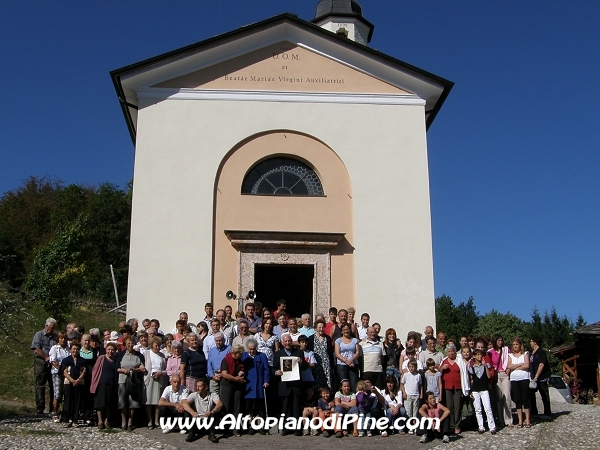 Foto di gruppo con don Livio Dallabrida - Sagra Madonna dell'Aiuto a Grill 2009