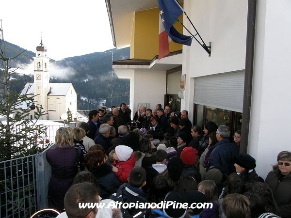 La numerosa gente presente alla intitolazione Scuola Primaria di Bedollo ad Abramo Andreatta di Bedollo