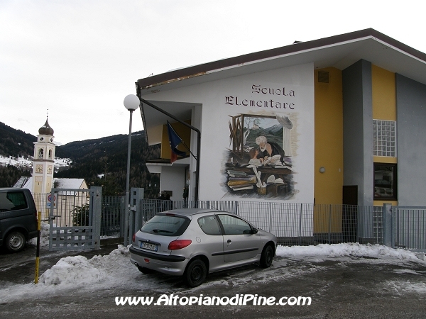 La Scuola Primaria (elementare) di Bedollo dedicata ad Abramo Andreatta di Bedollo