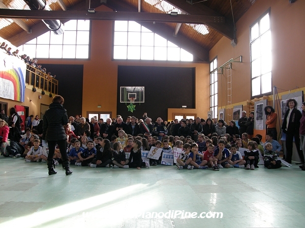 I ragazzi, i genitori, gli insegnanti e la gente presente all'intitolazione Scuola Primaria di Bedollo ad Abramo Andreatta di Bedollo