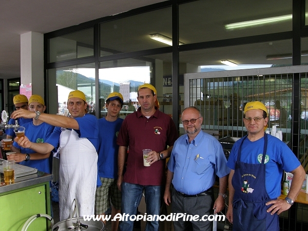 Il parroco don Stefano assieme ai volontari del servizio bar - Sagra San Rocco 2009 