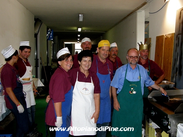 Il parroco don Stefano Volani in cucina - Sagra San Rocco 2009 