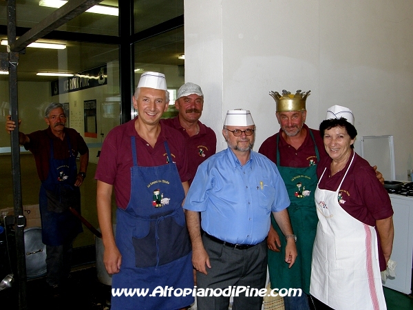 Don Stefano Volani e i volontari della Grenz di Miola - Sagra San Rocco 2009 