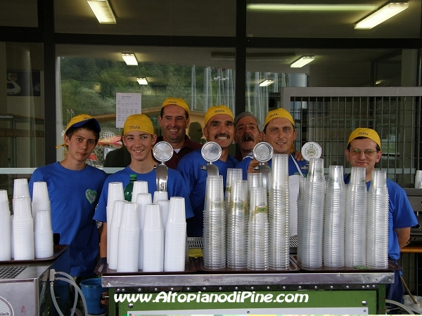 Volontari della Grenz di Miola al servizio bar - Sagra San Rocco 2009 