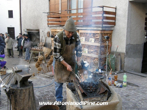 Lavorazione del ferro - Mestieri en strada - El paes dei Presepi 2009