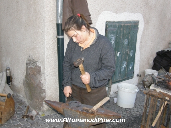 Lavorazione del ferro - Mestieri en strada - El paes dei Presepi 2009