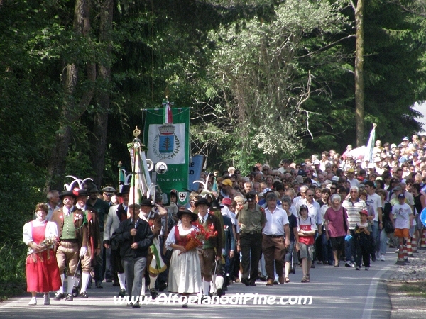 La processione religiosa - Festa patronale di Pine' 2009