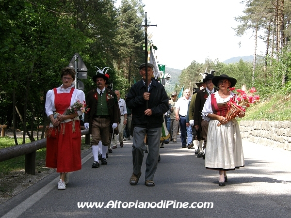 La croce che guida la processione - Festa patronale di Pine' 2009