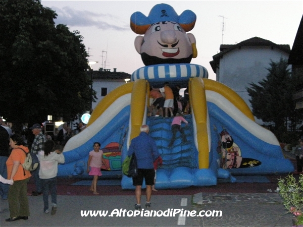 Giochi gonfiabili per i bambini - Pine' sotto le stelle 2009 - 8 luglio 2009 