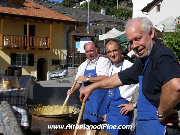 Preparazione della polenta - Santi Angioi 2009 - Ricaldo