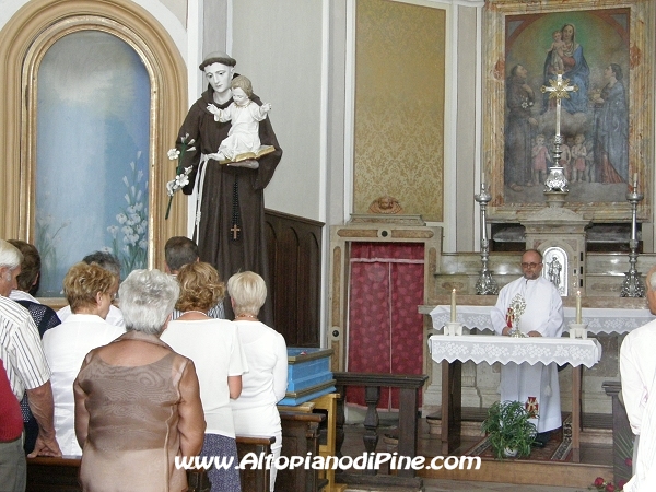 Una preghiera a San Antonio nella chiesa vecchia di Rizzolaga dedicata al Santo