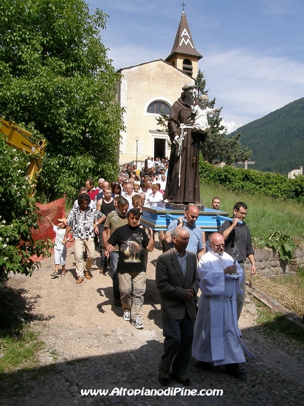 Don Stefano Volani mentre porta la reliquia di San Antonio - Rizzolaga 2009