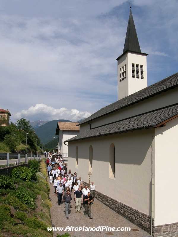 L'arrivo nella chiesa parrocchiale di Rizzolaga