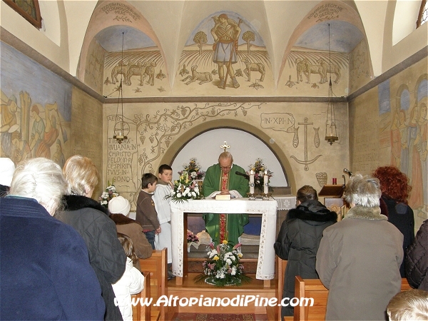 Don Giovanni Avi ha celebrato la S.Messa nella chiesetta di Sternigo