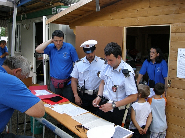 Gli Agenti della Polizia Municipale per l'estrazione dei biglietti della lotteria