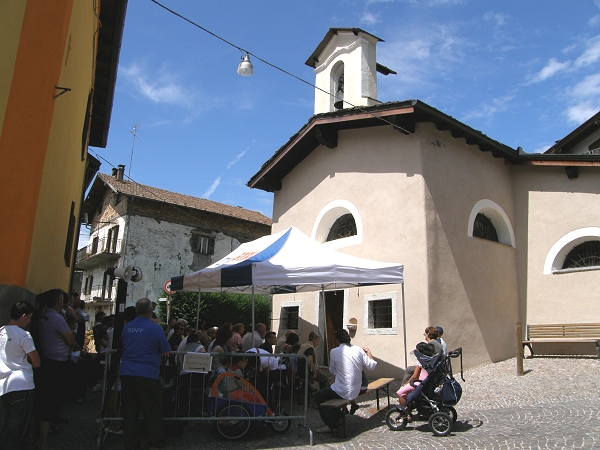 La gente all'esterno della Chiesetta di Santa Luzia a Tressilla