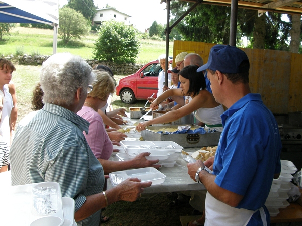 La distribuzione del pranzo - Festa Estiva Tressilla Aspettando S. Luzia 2009