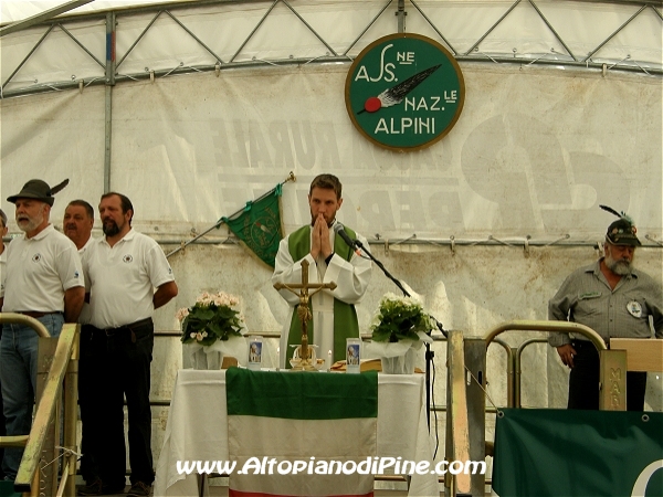 Don Gabriele Bernardi ha celebrato la S.Messa - festa Alpini Baselga 2009