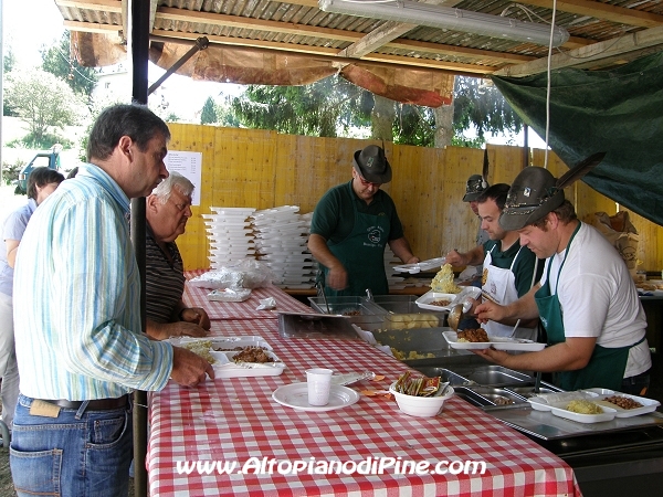 Distribuzione del pranzo - festa Alpini Baselga 2009