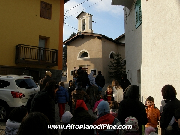 Il passaggio accanto alla chiesetta dedicata a S. Lucia