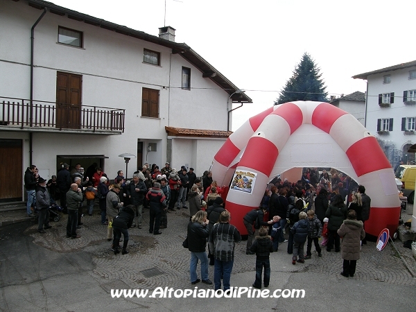 La piazza gremita di gente per festeggiare S. Lucia 2009